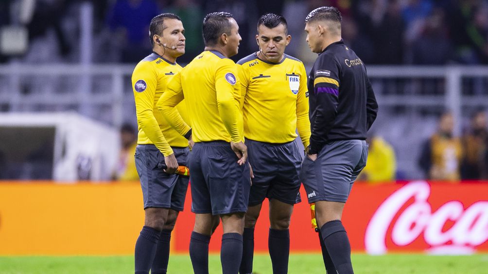 Barton y su cuerpo arbitral en el Estadio Azteca