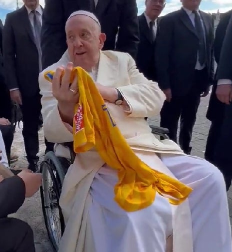 Papa Francisco recibe playera de Tigres 