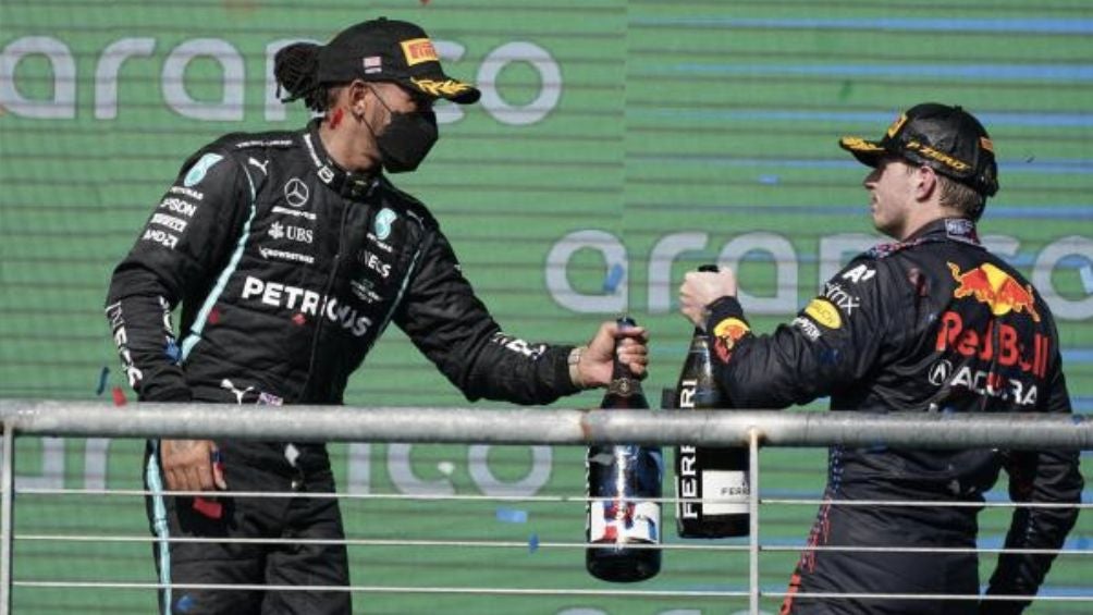 Hamilton y Verstappen en un podio