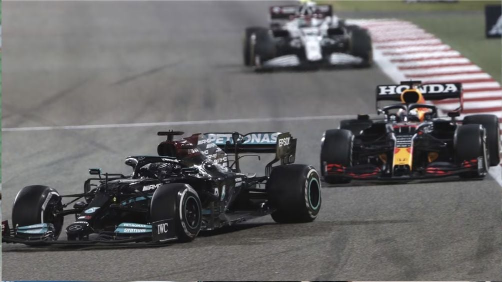 Lewis frente al Red Bull de Checo Pérez