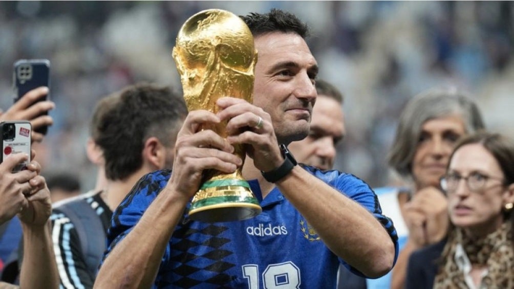 Scaloni, con la Copa del Mundo que ganó en Qatar 