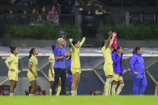 Ángel Villacampa dirigiendo al América Femenil 