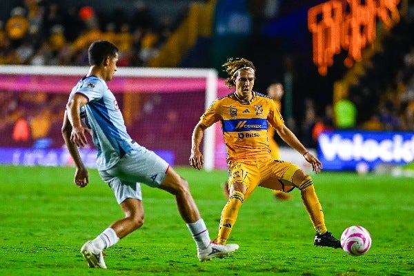 Sebastián Córdova jugando con los Tigres