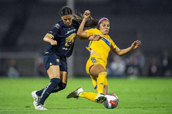 Cristina Ferral disputando el balón