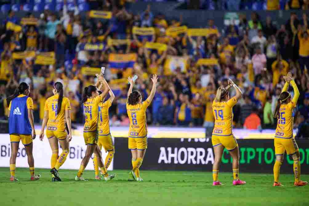 Jugadoras de Tigres celebran tras victoria ante Rayadas 