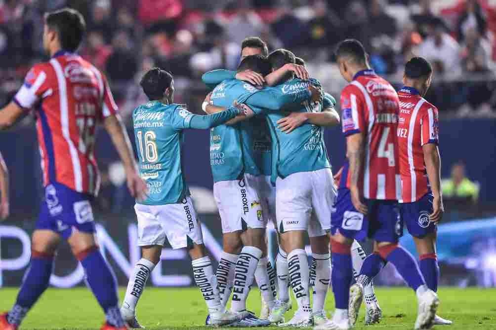 Los jugadores de León en la celebración del primer gol