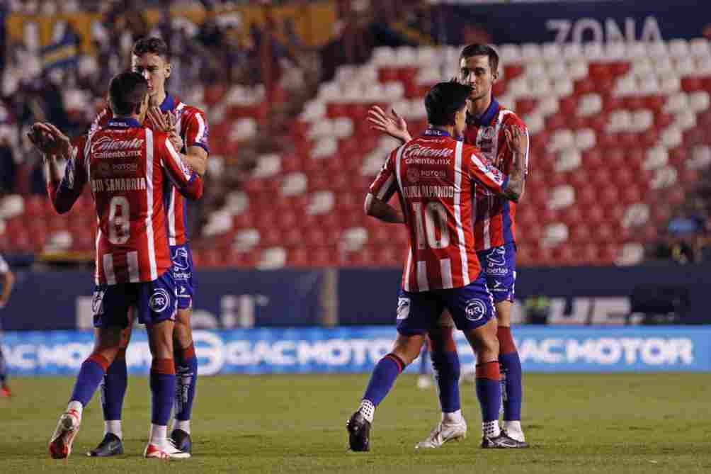 Jugadores de San Luis festejan el primer tanto del juego