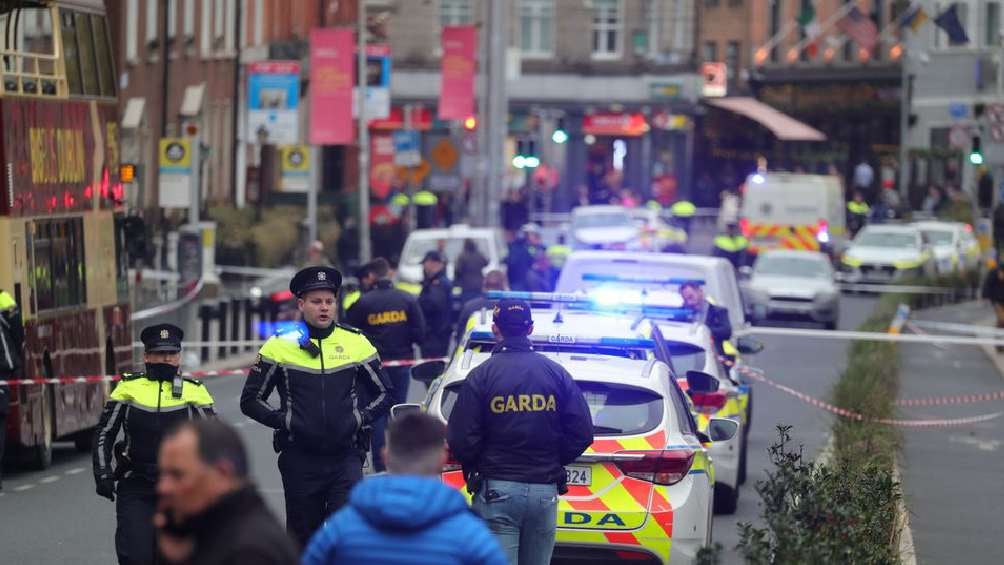 Ataque con cuchillo afuera de una escuela de Irlanda deja cinco lesionados, entre ellos tres niños