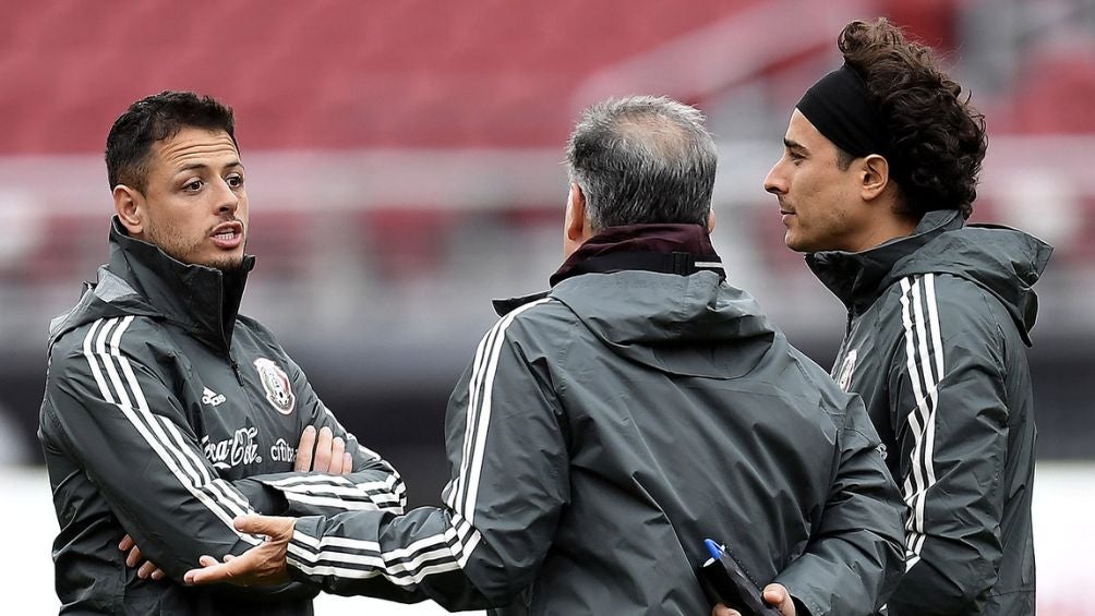 Chicharito con Gerardo Martino y Guillermo Ochoa