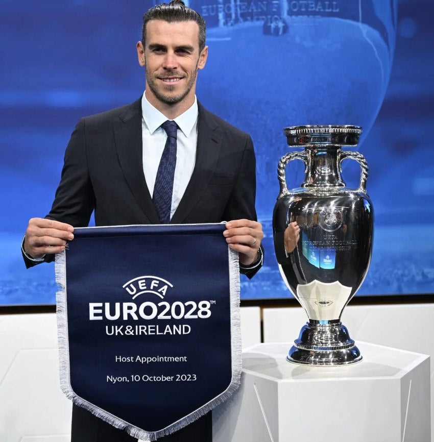 Bale junto al trofeo 