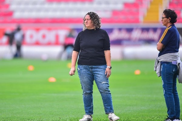 Milagros Martínez dirigiendo a Tigres