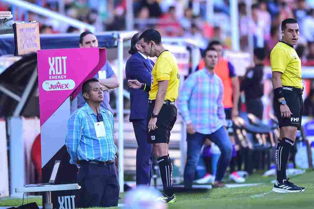 César Ramos revisando una jugada en el VAR