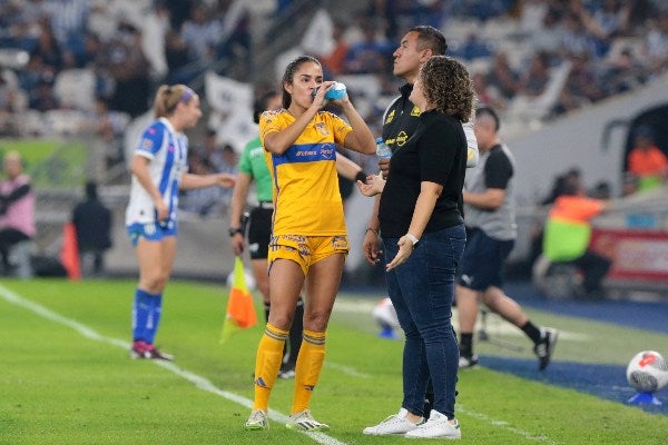 Milagros Martínez dirigiendo a Tigres 