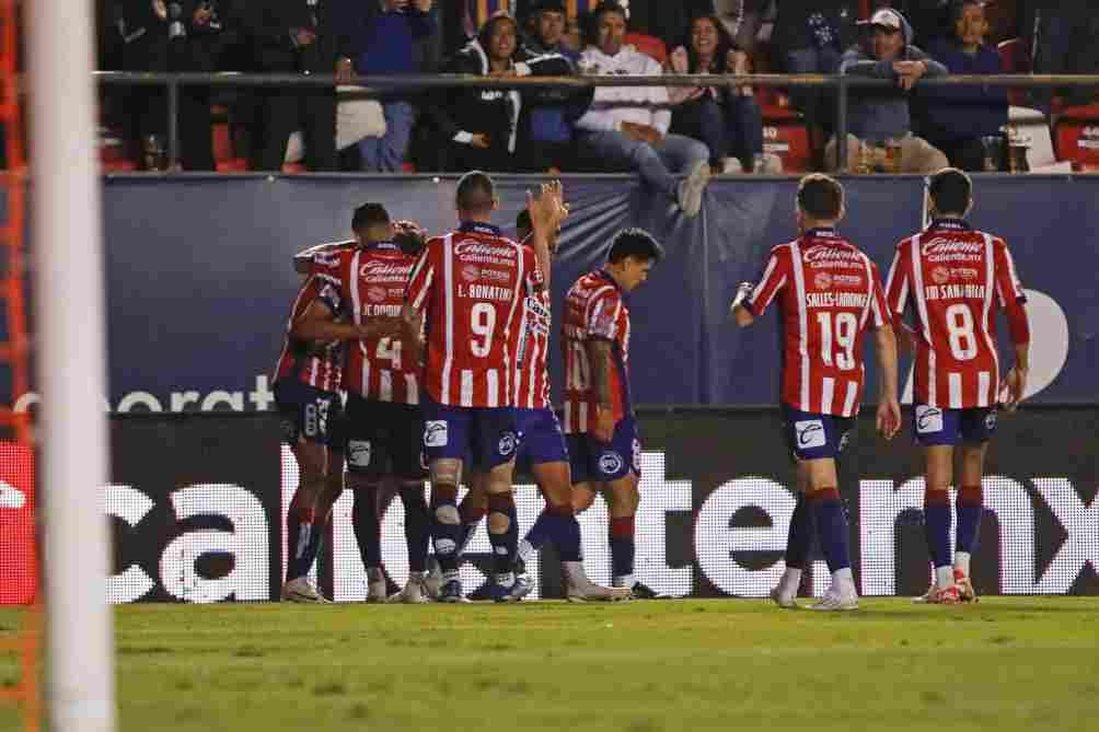 Jugadores de San Luis festejan el gol de Damm ante León