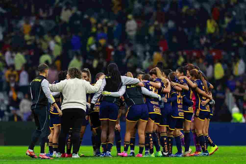 Milagros Martínez y las jugadoras de Tigres al final del juego