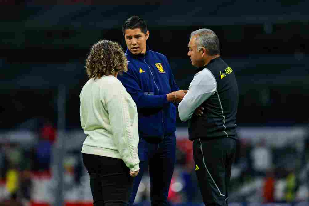 Mila Martínez y Hugo Ayala en la visita al Estadio Azteca