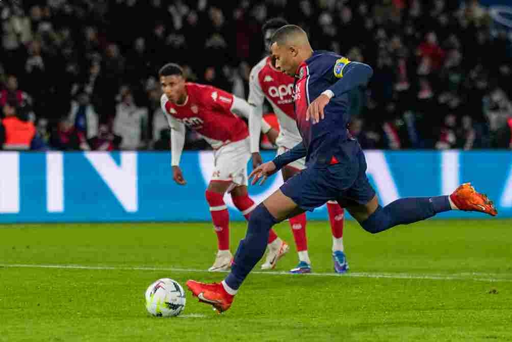 Mbappé marcó de penal ante el Mónaco