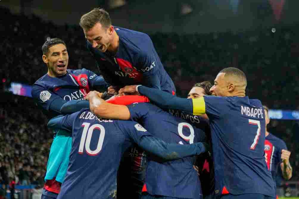 Jugadores de PSG celebran un gol 