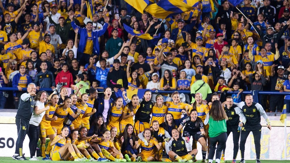 Festejo con la afición después de la Semifinal 