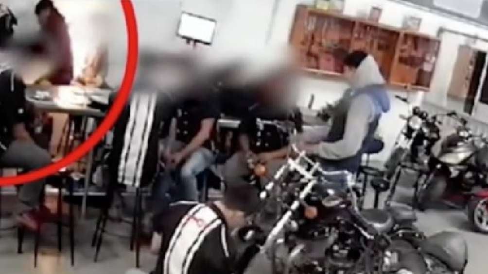 Luego de ser rociado de gasolina, otro compañero le prendió fuego a su pantalón. 