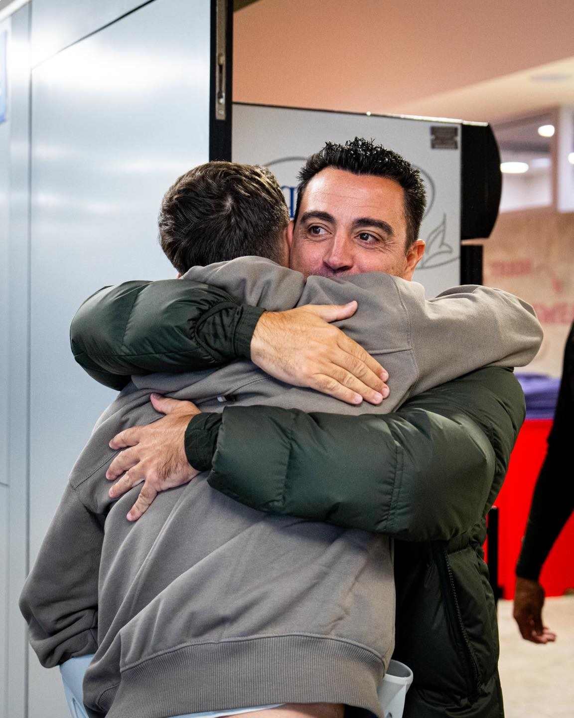 Xavi abraza a su jugador en su regreso a las filas blaugranas