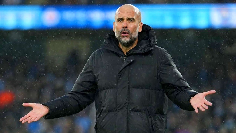 Guardiola cuestiona a sus jugadores en un partido 