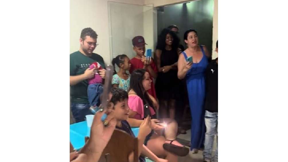 A la fiesta asistieron más de 20 personas. 