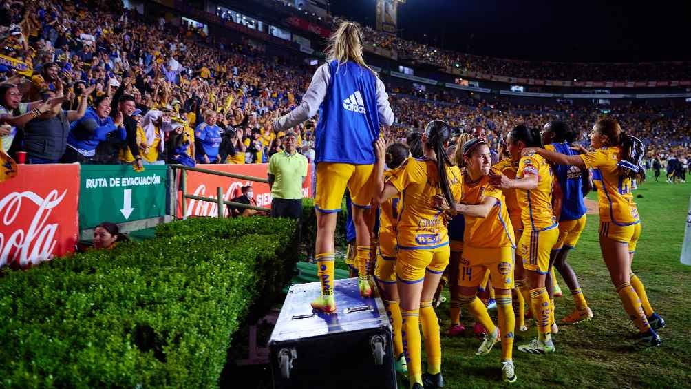 Tigres en festejo de gol