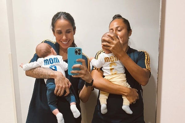 Bianca Sierra y Stephany Mayor junto a sus bebés