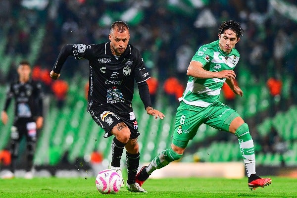 Santos y León disputando el balón