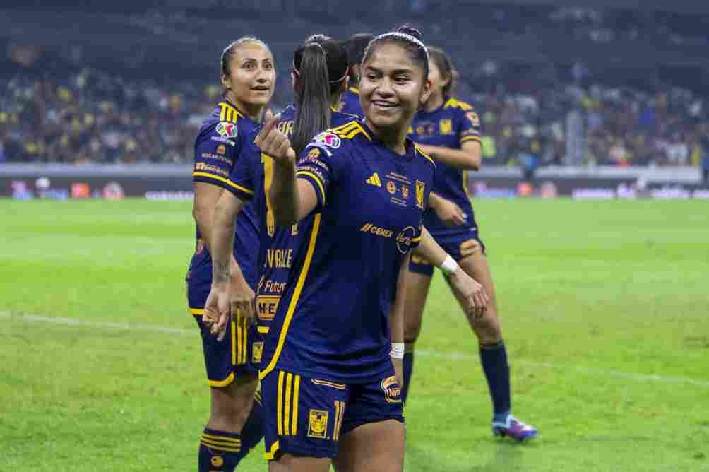 Belén Cruz celebra el tercer gol de las Amazonas