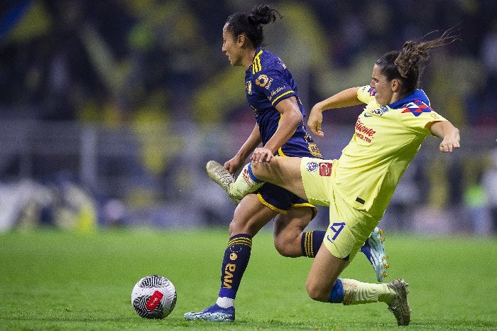 Andrea Pereira disputando el balón