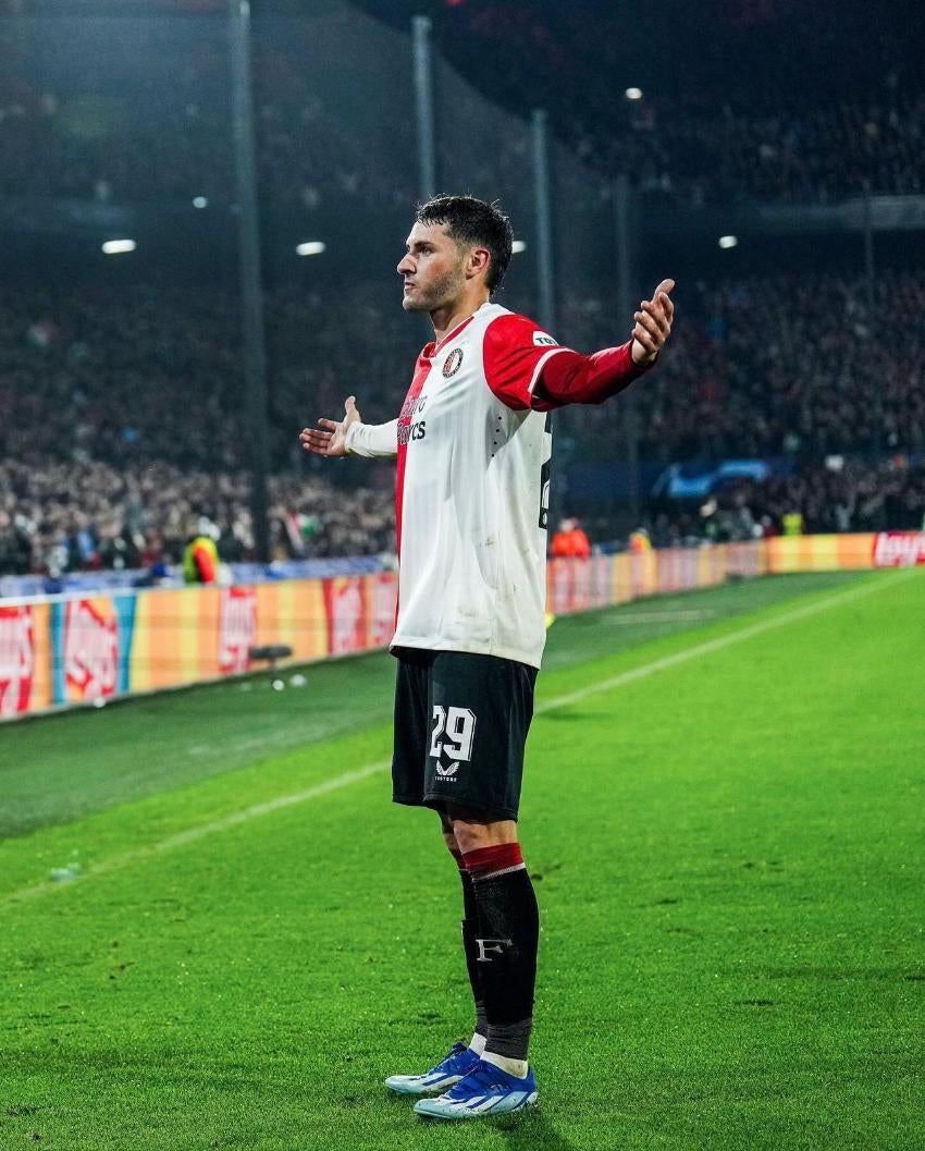 Santi Giménez en celebración de gol con Feyenoord