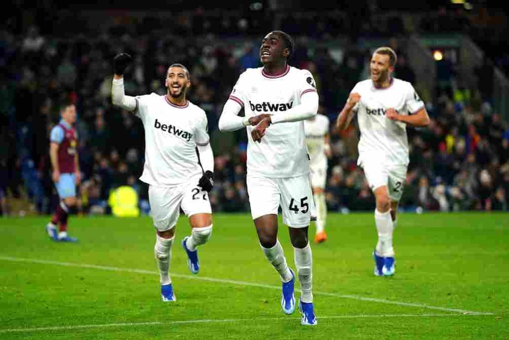 Jugadores de West Ham festejan con Divin Mubama