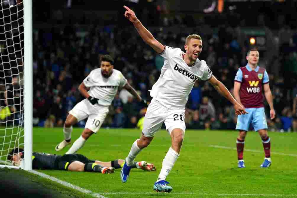 Tomas Soucek celebra su gol ante Burnley