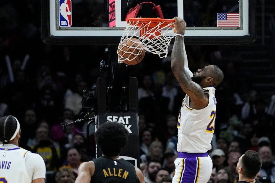 Lakers venció 121-115 a Cavaliers