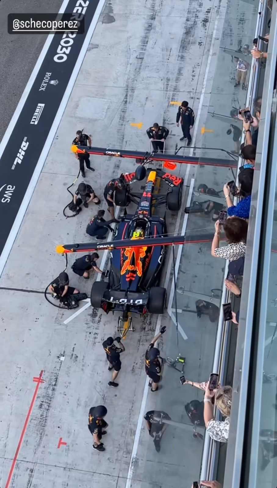 Canelo estuvo cerca de los pits de Red Bull, en Yas Marina