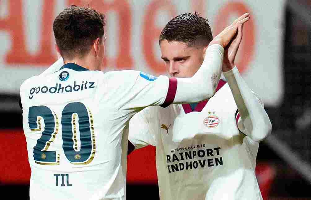 Jugadores del PSV celebran el gol ante el Twente