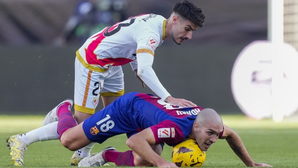 Oriol Romeu recibe una falta en el mediocampo