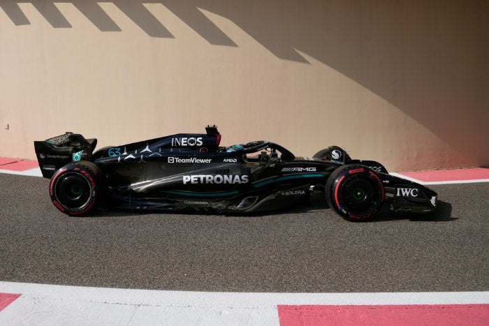 George Russell en el pitlane del Circuito de Yas Marina