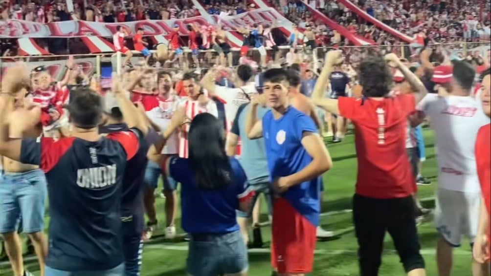 Aficionados de Unión Sante Fe invaden cancha tras salvarse del descenso en Argentina