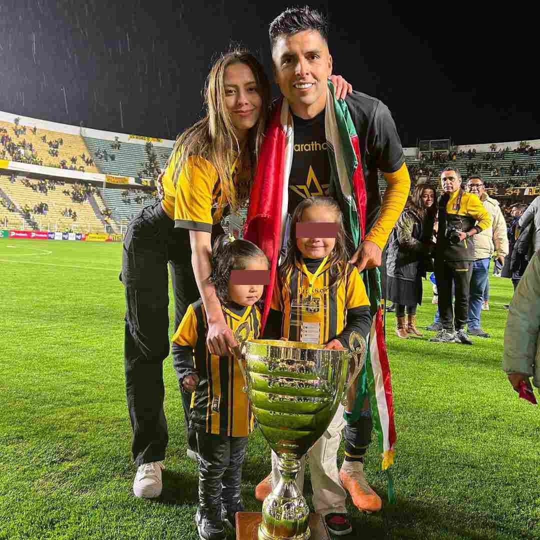 Leo López con su familia tras coronarse 