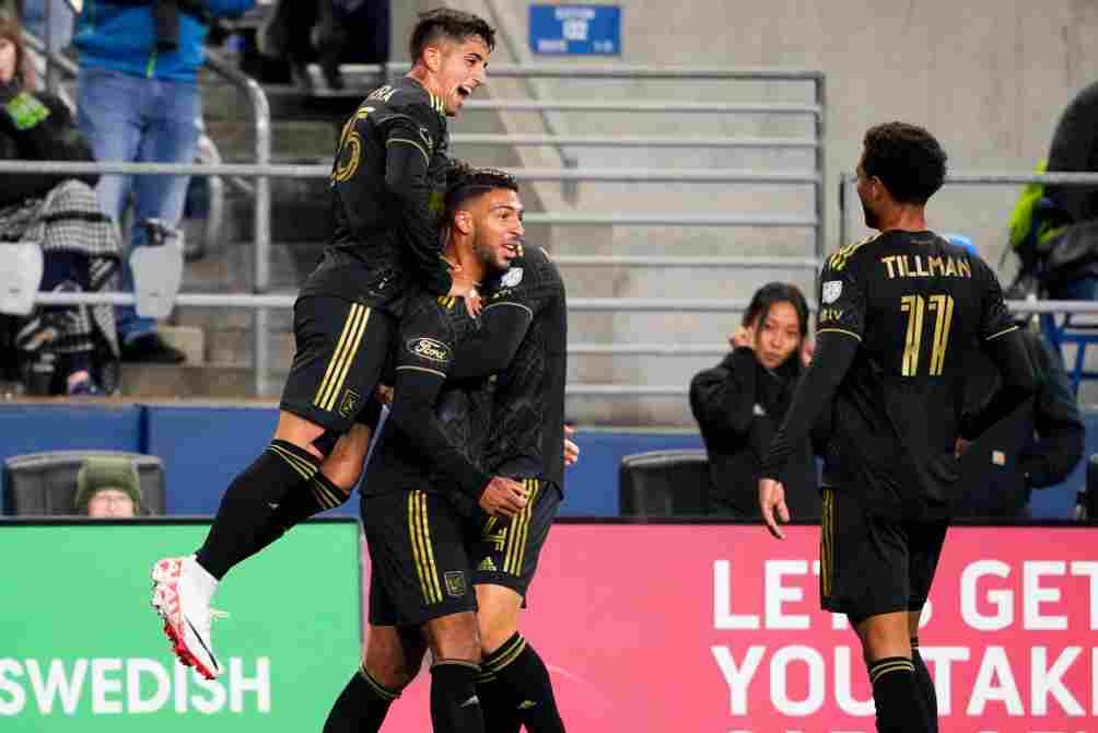 Jugadores de LAFC celebran el gol de Bouanga