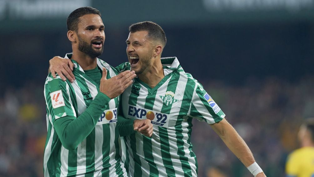 José y Guido Rodríguez celebran el gol del triunfo