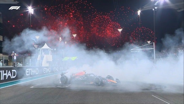 Max celebrando el triunfo en Abu Dabi