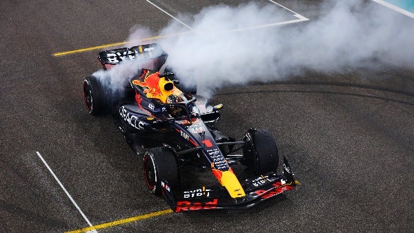 Max Verstappen celebrando la victoria 