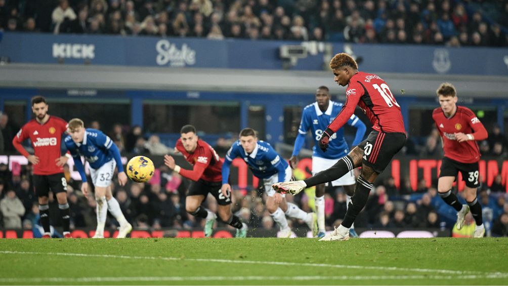 Rashford marcando el segundo gol de penal