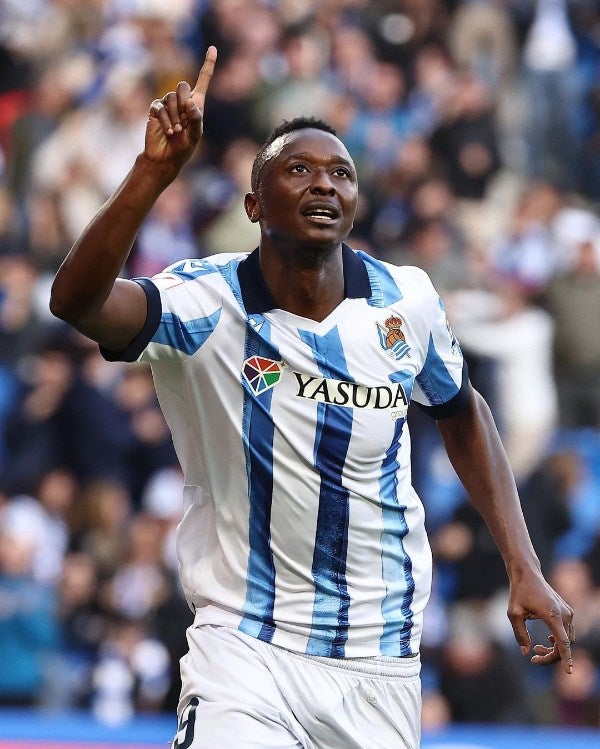 Sadiq Umar celebrando su gol