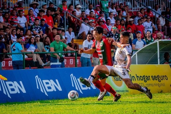 Erick Torres disputando el balón