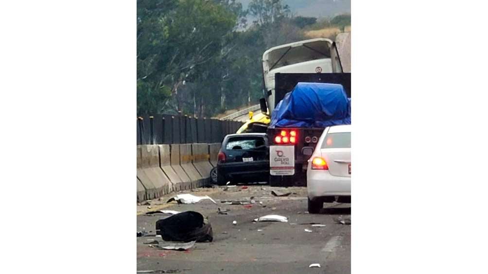 El tractocamión golpeó por detrás a al menos cinco carros. 